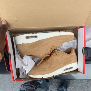 I’m Selling These Shoes That I Never Worn Before